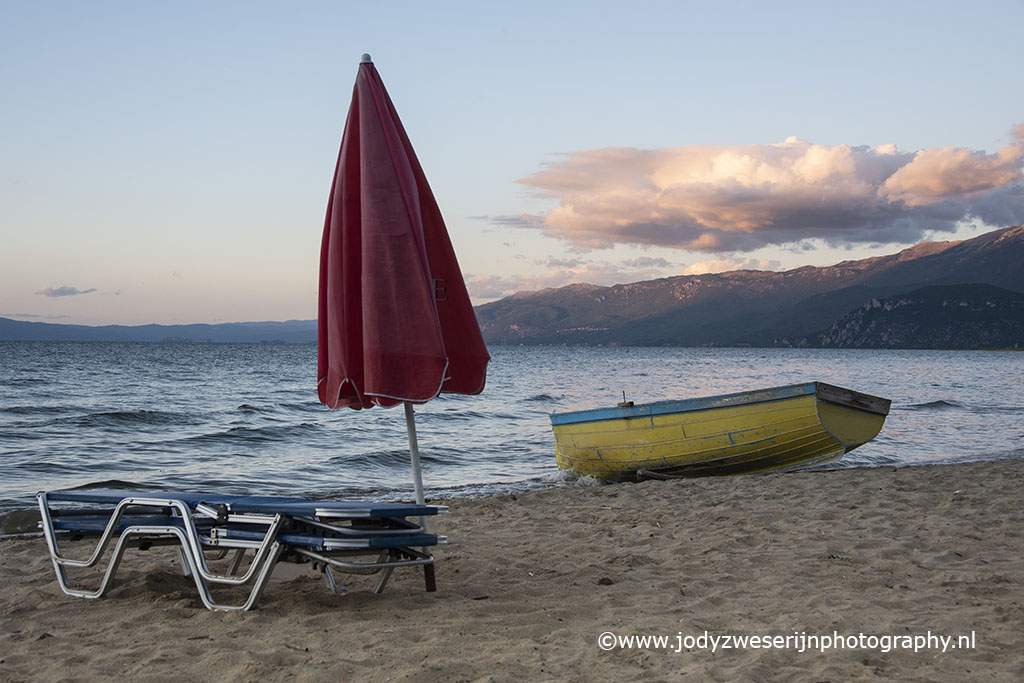 Zonsondergang aan meer van Ohrid, Albaniƫ, september 2022